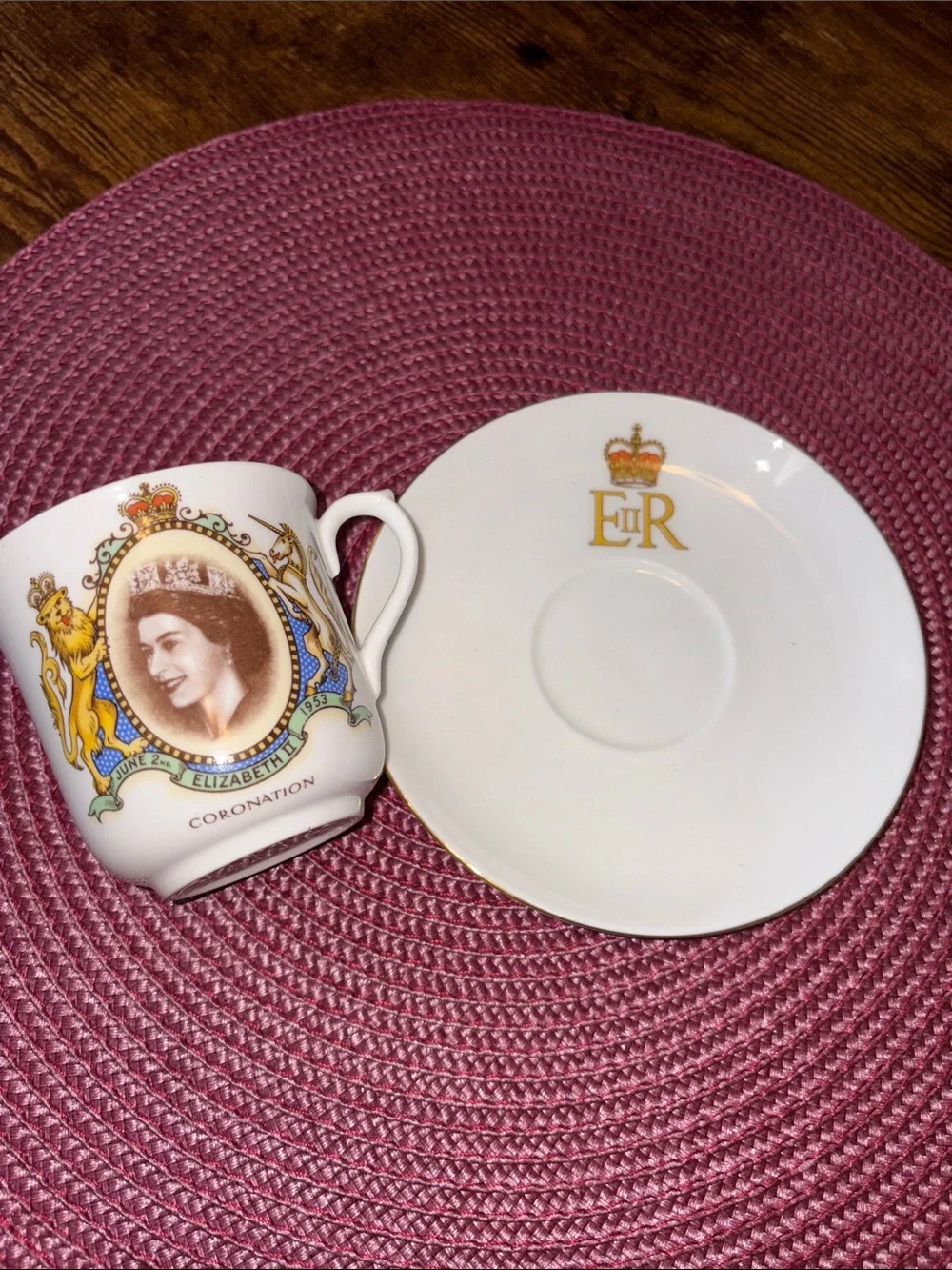Queen Elizabeth Commemorative White and Gold Porcelain Teacup/Saucer Set